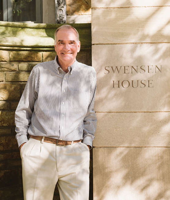 Foto-David-Svensen-na-tle-jednego-z-budynkow-Yale-nazwanych-swoim-nazwiskiem