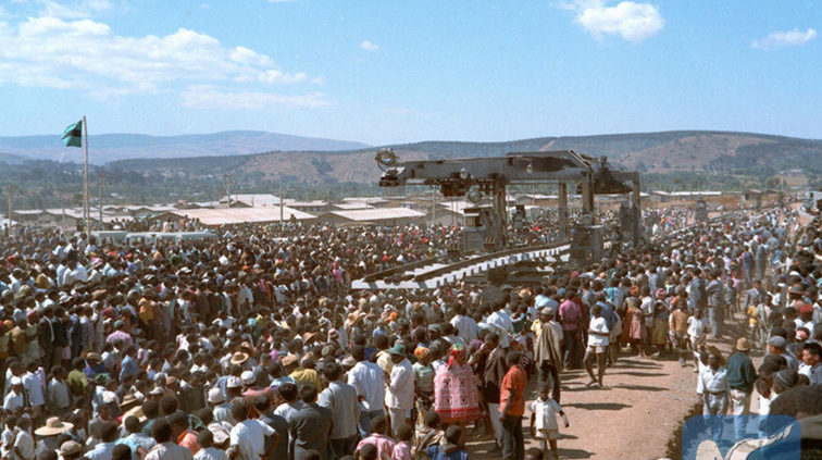 Miejscowa-ludnosc-Mbeya-w-Tanzanii-zbiera-sie-aby-powitac-polozenie-torow-linii-kolejowej-Tanzania-Zambia-12-lipca-1973-r